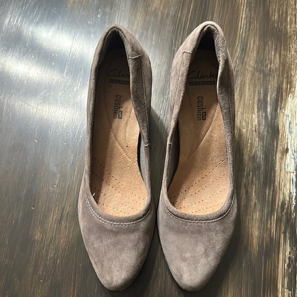 Clarks Shoes - EUC Clarks Collection Suede Pumps size 7.5